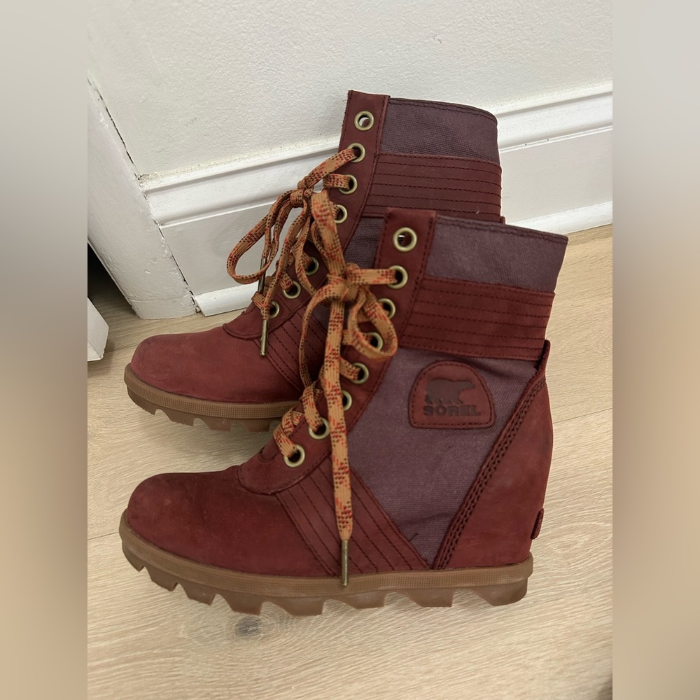 Sorel Lexie Women's Wedge Boots in burgundy size 7.5 winter boots
